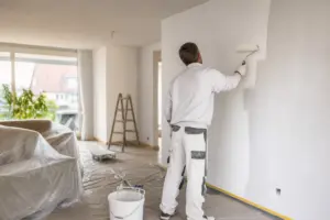 Maler beim Innenanstrich einer Wohnung in Würzburg – professionelle Malerarbeiten